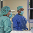 Die Ärzte während des Eingriffs im Herzkatheterlabor. Links Dr. med. Samuel Afan, rechts Prof. Dr. med. Franz X. Kleber. Foto: Janet Pötzsch