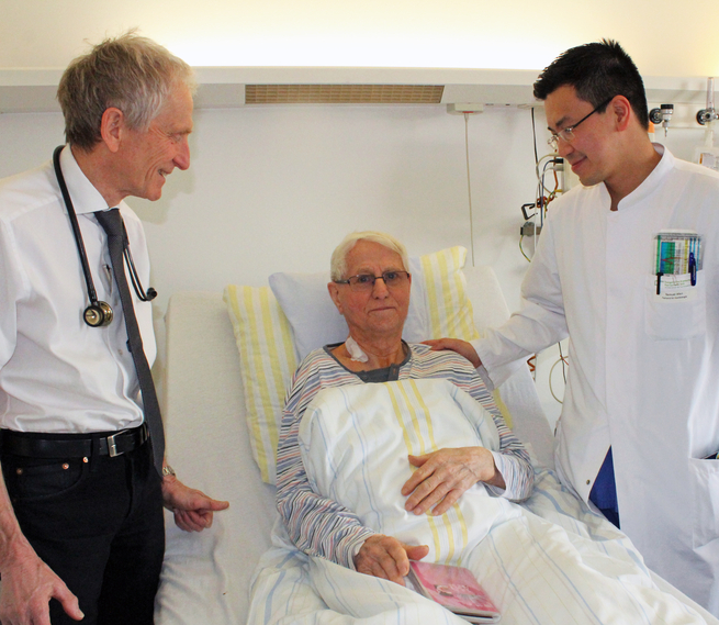 Im Februar wurde Rudolf Dinter operiert, hier im Bild mit Prof. Dr. med. Kleber (links) und Dr. med. Afan (rechts) nach der Operation. Foto: Janet Pötzsch